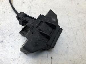 Gebruikte Achterklep Slotmechaniek Dacia Lodgy (JS) 1.2 TCE 16V Prijs op aanvraag aangeboden door N Kossen Autorecycling BV