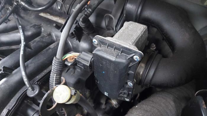 Gebruikte Gasklephuis Renault Twingo II (CN) 1.2 Prijs op aanvraag aangeboden door N Kossen Autorecycling BV