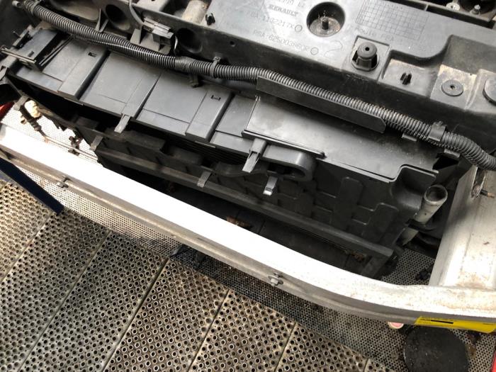 Radiateur Renault Clio IV Estate/Grandtour (7R), 2012 / 2021 0.9 Energy TCE 90 12V, Combi/o, 4Dr, Benzine, 898cc, 66kW (90pk), FWD, H4B408; H4BB4, 2015-03 / 2021-08, 7R22; 7R24; 7R32; 7R2R; 7RB2; 7RD2; 7RD4; 7RE2 (Gebruikt)