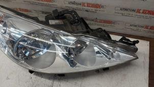 Gebruikte Koplamp rechts Peugeot 207 SW (WE/WU) 1.6 16V Prijs op aanvraag aangeboden door N Kossen Autorecycling BV