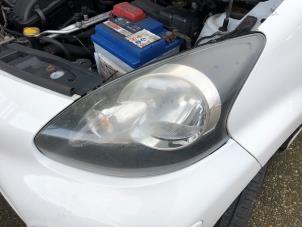 Gebruikte Linker Koplamp Toyota Aygo (B10) 1.0 12V VVT-i Prijs op aanvraag aangeboden door N Kossen Autorecycling BV