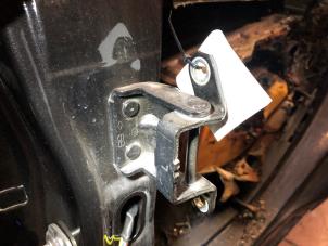 Gebruikte Scharnier deur links-achter Nissan Leaf (ZE0) Prijs op aanvraag aangeboden door N Kossen Autorecycling BV