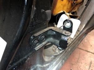 Gebruikte Scharnier deur links-achter Nissan Leaf (ZE0) Prijs op aanvraag aangeboden door N Kossen Autorecycling BV