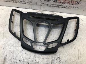 Gebruikte Radio omlijsting Ford Fiesta 6 (JA8) 1.0 Ti-VCT 12V 65 Prijs op aanvraag aangeboden door N Kossen Autorecycling BV