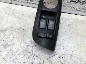 Gebruikte Schakelaar Elektrisch Raam Hyundai Coupe 2.0i 16V CVVT Prijs op aanvraag aangeboden door N Kossen Autorecycling BV