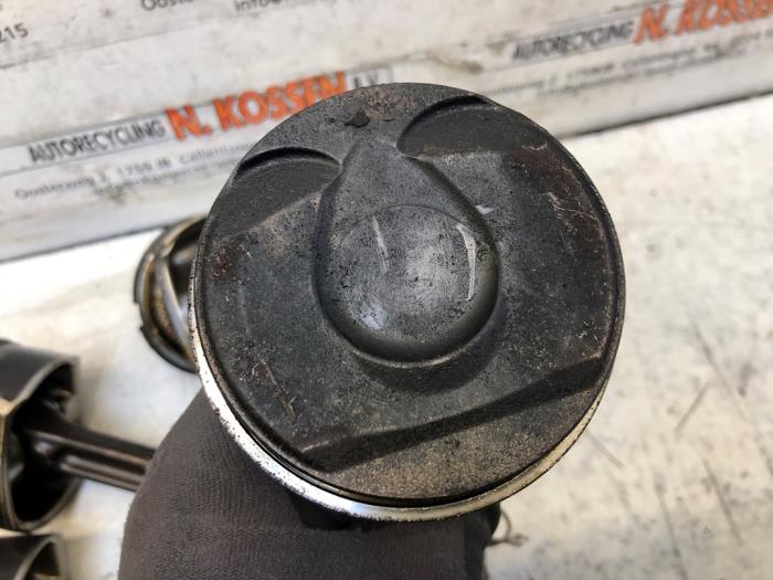 Gebruikte Zuiger Mini Clubman Prijs op aanvraag aangeboden door N Kossen Autorecycling BV
