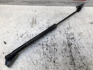 Gebruikte Kofferdekseldemper rechts-achter Volkswagen T-Cross 1.0 TSI 110 12V Prijs op aanvraag aangeboden door N Kossen Autorecycling BV