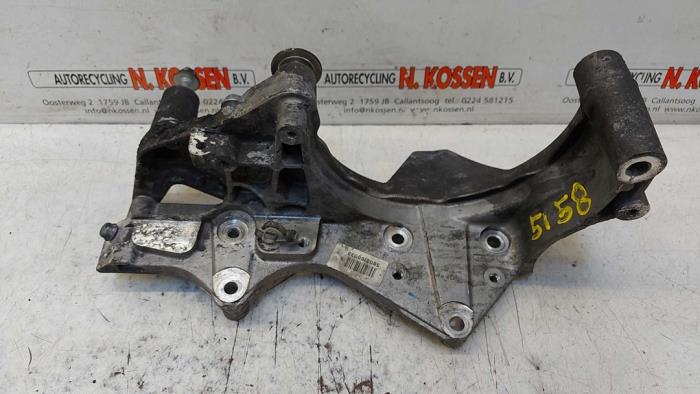 Gebruikte Dynamosteun onder Iveco New Daily VI 33S16, 35C16, 35S16 Prijs op aanvraag aangeboden door N Kossen Autorecycling BV