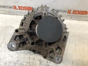 Gebruikte Dynamo Renault Clio IV Estate/Grandtour (7R) 0.9 Energy TCE 90 12V Prijs op aanvraag aangeboden door N Kossen Autorecycling BV