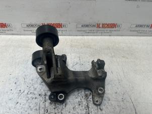 Gebruikte Dynamosteun onder Nissan Qashqai (J11) 1.2 DIG-T 16V Prijs op aanvraag aangeboden door N Kossen Autorecycling BV