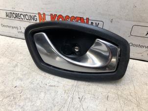 Gebruikte Deurgreep 2Deurs rechts Opel Vivaro Prijs op aanvraag aangeboden door N Kossen Autorecycling BV