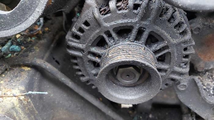 Dynamo van een Nissan Titan 5.6 V8 Flex-Fuel 4x4 2004