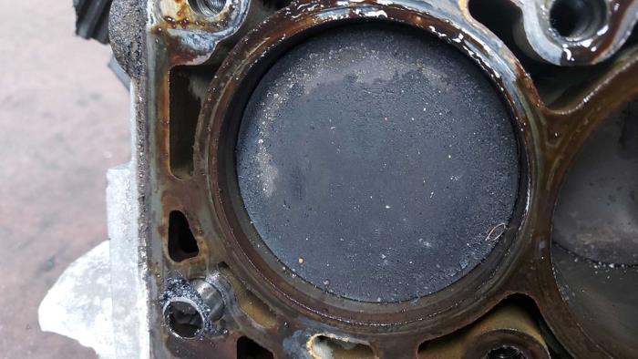 Gebruikte Zuiger Opel Astra H (L48) 1.6 16V Twinport Prijs op aanvraag aangeboden door N Kossen Autorecycling BV