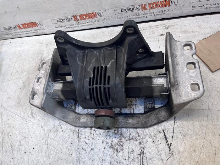 Gebruikte Versnellingsbak Steun Mercedes C (W206) C-300 e 2.0 Turbo Prijs op aanvraag aangeboden door N Kossen Autorecycling BV