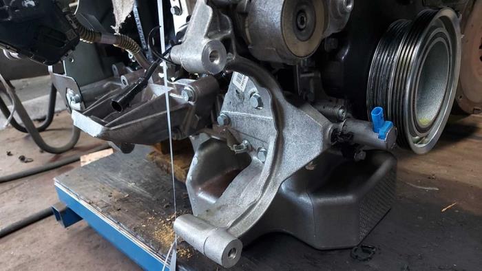 Gebruikte Dynamosteun onder Iveco New Daily VI Prijs op aanvraag aangeboden door N Kossen Autorecycling BV