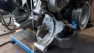 Gebruikte Dynamosteun onder Iveco New Daily VI Prijs op aanvraag aangeboden door N Kossen Autorecycling BV