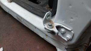 Gebruikte Scharnier deur rechts-voor Ford Transit Courier 1.5 TDCi 75 Prijs op aanvraag aangeboden door N Kossen Autorecycling BV