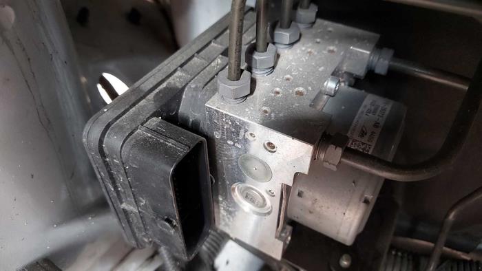 Gebruikte ABS Pomp Ford Transit Courier 1.5 TDCi 75 Prijs op aanvraag aangeboden door N Kossen Autorecycling BV