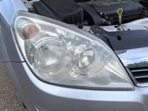 Gebruikte Rechter Koplamp Opel Astra H SW (L35) 1.6 16V Twinport Prijs op aanvraag aangeboden door N Kossen Autorecycling BV