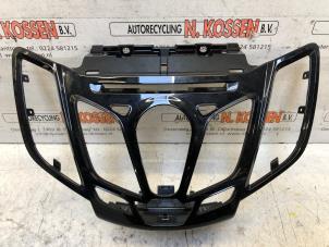 Gebruikte Radio omlijsting Ford Fiesta 6 (JA8) 1.0 SCI 12V 80 Prijs op aanvraag aangeboden door N Kossen Autorecycling BV