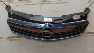 Gebruikte Grille Opel Astra H SW (L35) 1.6 16V Twinport Prijs op aanvraag aangeboden door N Kossen Autorecycling BV