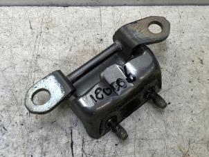 Gebruikte Scharnier deur links-achter Nissan Navara Prijs op aanvraag aangeboden door N Kossen Autorecycling BV