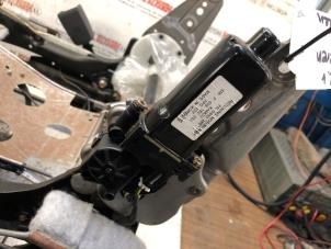 Gebruikte Stoelmotor Kia Sorento I (JC) 2.4 16V Prijs op aanvraag aangeboden door N Kossen Autorecycling BV