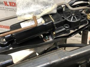 Gebruikte Stoelmotor Kia Sorento I (JC) 2.4 16V Prijs op aanvraag aangeboden door N Kossen Autorecycling BV