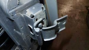 Gebruikte Scharnier deur rechts-achter Peugeot Boxer (U9) 2.2 Blue HDi 140 Prijs op aanvraag aangeboden door N Kossen Autorecycling BV