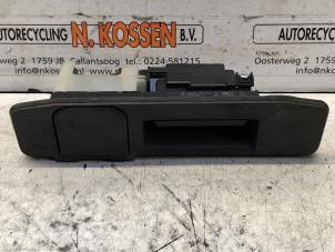 Gebruikte Handgreep Achterklep Mercedes C (W206) C-300 e 2.0 Turbo Prijs op aanvraag aangeboden door N Kossen Autorecycling BV