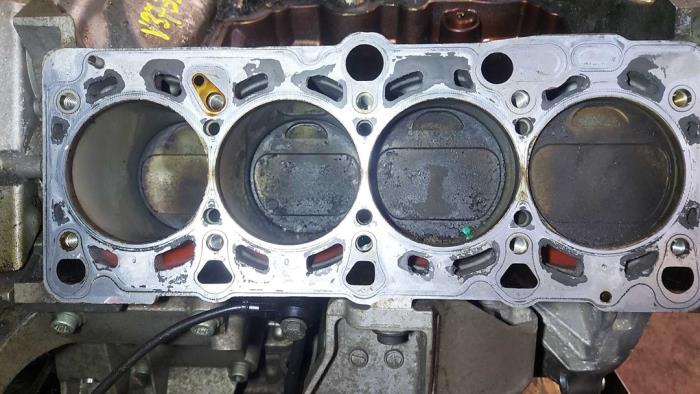 Gebruikte Zuiger Volkswagen Touareg (7LA/7L6) 4.2 V8 40V Prijs op aanvraag aangeboden door N Kossen Autorecycling BV