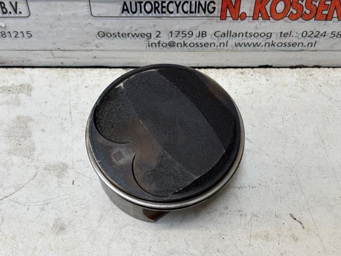 Gebruikte Zuiger BMW 6 serie (E63) M6 V10 40V Prijs op aanvraag aangeboden door N Kossen Autorecycling BV