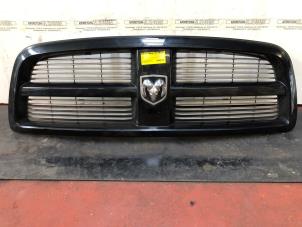 Gebruikte Grille Dodge Ram 3500 Standard Cab (DR/DH/D1/DC/DM) 5.7 V8 Hemi 1500 4x2 Prijs op aanvraag aangeboden door N Kossen Autorecycling BV