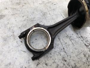 Gebruikte Drijfstang Opel Astra G Caravan (F35) 1.6 GL,Club,Sport,CDX Prijs op aanvraag aangeboden door N Kossen Autorecycling BV