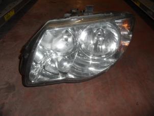 Gebruikte Linker Koplamp Chrysler Voyager/Grand Voyager (RG/RS) 2.8 CRD 16V Grand Voyager Prijs op aanvraag aangeboden door N Kossen Autorecycling BV