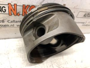 Gebruikte Zuiger Opel Omega Prijs op aanvraag aangeboden door N Kossen Autorecycling BV