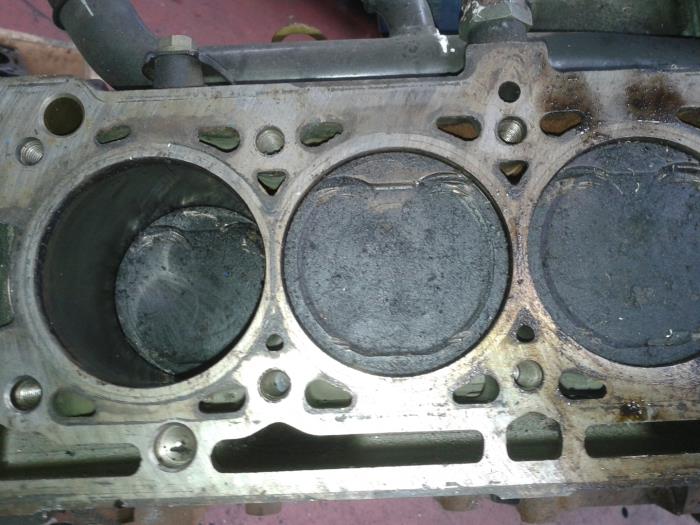 Gebruikte Zuiger Renault Laguna Prijs op aanvraag aangeboden door N Kossen Autorecycling BV