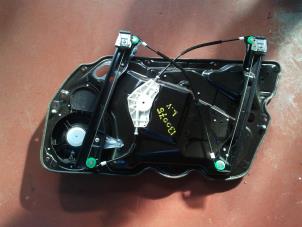 Gebruikte Ruitmechaniek 4Deurs links-voor Volkswagen Passat Variant (3C5) 2.0 TDI 16V Bluemotion Prijs op aanvraag aangeboden door N Kossen Autorecycling BV