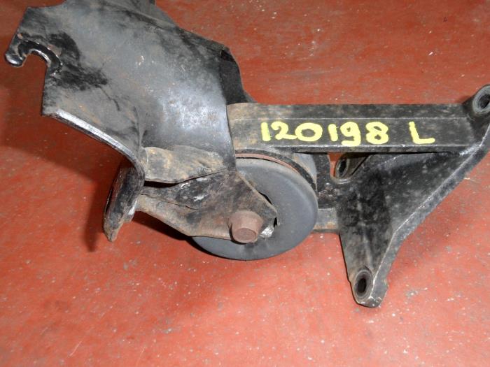 Gebruikte Motorsteun Jeep Grand Cherokee (WG/WJ) 4.0i Prijs op aanvraag aangeboden door N Kossen Autorecycling BV
