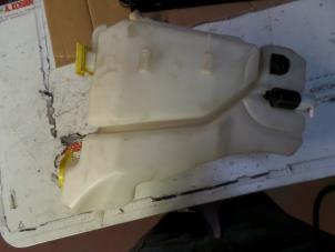 Gebruikte Ruitensproeierpomp voor Dodge Ram 3500 Standard Cab (DR/DH/D1/DC/DM) 5.7 V8 Hemi 2500 4x2 Prijs op aanvraag aangeboden door N Kossen Autorecycling BV