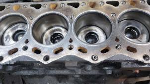 Gebruikte Zuiger Renault Messenger Prijs op aanvraag aangeboden door N Kossen Autorecycling BV