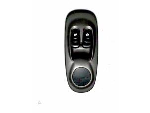 Gebruikte Ruit schakelaar elektrisch Hyundai Accent 1.3i 12V Prijs op aanvraag aangeboden door N Kossen Autorecycling BV