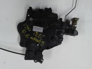 Gebruikte Deurslot Mechaniek 4Deurs rechts-achter Volkswagen Transporter/Caravelle T5 1.9 TDi Prijs op aanvraag aangeboden door N Kossen Autorecycling BV