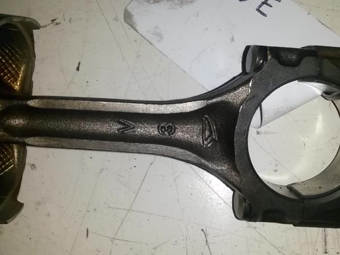 Gebruikte Drijfstang Daihatsu Cuore (L251/271/276) 1.0 12V Prijs op aanvraag aangeboden door N Kossen Autorecycling BV
