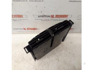 Gebruikte Luchtrooster Dashboard Porsche 911 (996) 3.6 Carrera 4 24V Prijs € 75,00 Margeregeling aangeboden door N Kossen Autorecycling BV