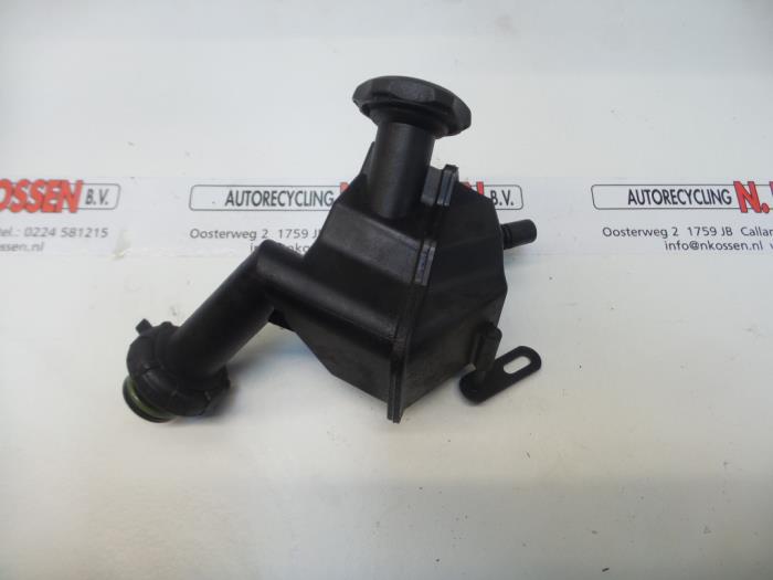 Gebruikte Servo Oliereservoir Porsche 911 (996) 3.6 Carrera 4 24V Prijs € 60,00 Margeregeling aangeboden door N Kossen Autorecycling BV