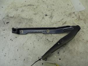 Gebruikte Motorkap Scharnier Porsche 911 (996) 3.6 Carrera 4 24V Prijs € 60,00 Margeregeling aangeboden door N Kossen Autorecycling BV