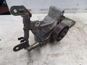 Gebruikte Dynamosteun boven Nissan Navara (D40) 2.5 dCi 16V 4x4 Prijs op aanvraag aangeboden door N Kossen Autorecycling BV