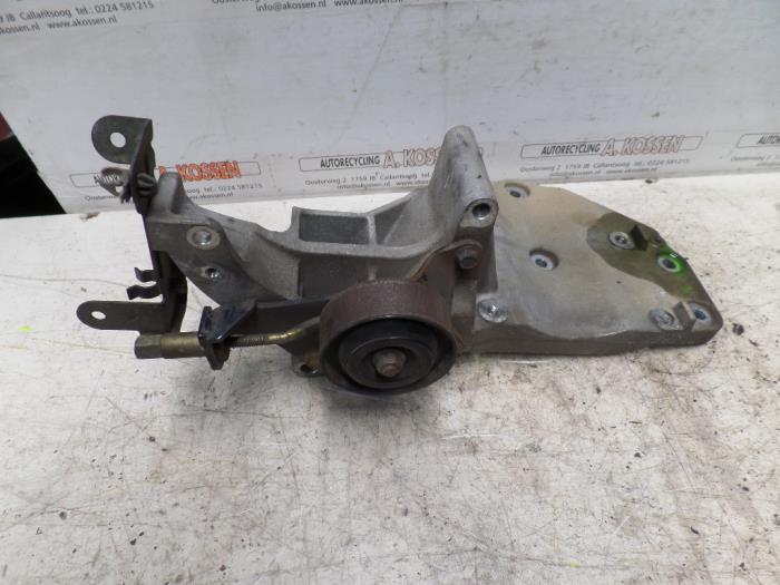 Gebruikte Dynamosteun onder Nissan Navara (D40) 2.5 dCi 16V 4x4 Prijs op aanvraag aangeboden door N Kossen Autorecycling BV