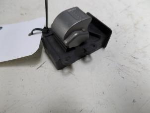 Gebruikte Elektrisch Raam Schakelaar Honda Civic (EP/EU) 1.6 16V VTEC Prijs op aanvraag aangeboden door N Kossen Autorecycling BV